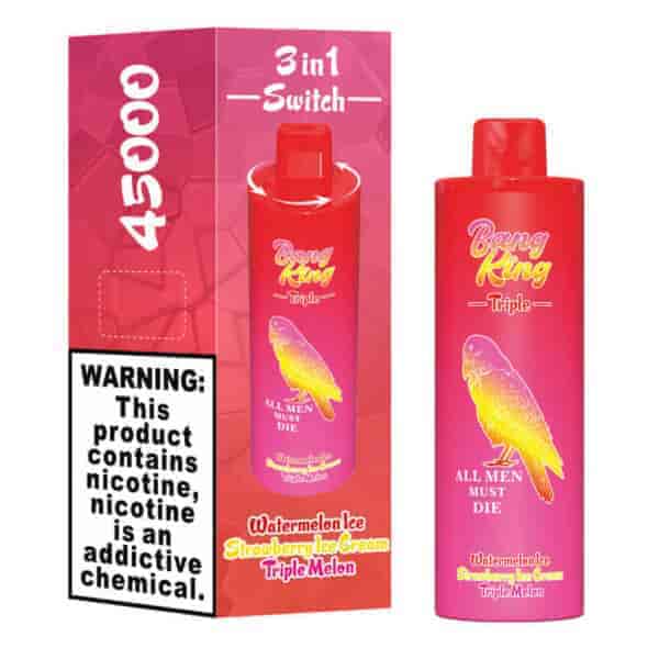 Embalagem e dispositivo Bang King Triple vape nas cores rosa e vermelho, apresentando um papagaio amarelo e rosa e a frase 'TODOS OS HOMENS DEVEM MORRER', com sabores listados como sorvete de melancia, sorvete de morango e melão triplo, e um rótulo de advertência de nicotina.
