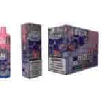Embalagem do produto Bang vape para o sabor Strawberry Lychee, apresentando uma impressionante ilustração de caveira azul com pontas geladas e gráficos de frutas, junto com rótulos de advertência de nicotina proeminentes e informações sobre contagem de tragadas.