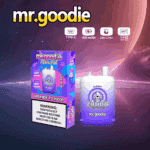 Dispositivo di vaporizzazione usa e getta Mr. Goodie Blue Razz e confezione caratterizzata da un design sfumato viola e bianco con specifiche del prodotto e un avviso di nicotina visualizzato, su uno sfondo futuristico dello spazio esterno.