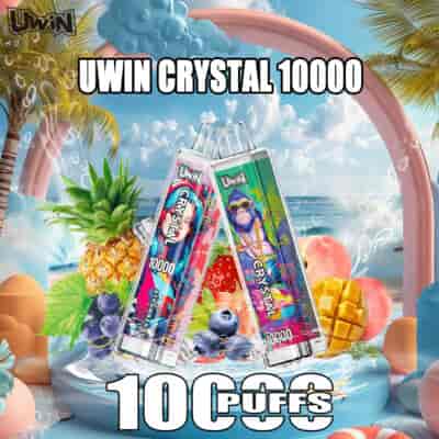 Farbenfrohe UWIN Crystal 10.000-Vaporgeräte mit tropischen Früchten wie Ananas, Blaubeere, Mango und Erdbeere auf einem Strandhintergrund mit Palmen und blauem Himmel; Text hebt 10.000 Züge hervor.