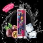 Appareil de vape coloré à saveur de glace aux fruits de la passion avec un graphique de gorille, entouré de fruits de la passion, de glaçons et d'éclaboussures d'eau sur fond noir.