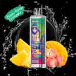 Des fruits de pêche, de mangue et d'ananas entourent une vape jetable colorée étiquetée ' CRYSTAL 10000 ' avec un design artistique vibrant, sur un fond noir avec un effet d'éclaboussure d'eau et une étiquette indiquant ' Peach Mango Pineapple '.'