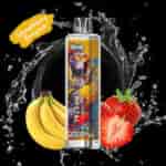 Appareil à vape coloré avec une illustration de gorille, étiqueté ' Strawberry Banana ', placé entre des fraises fraîches et des bananes sur un fond noir avec un effet d'éclaboussure d'eau.