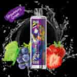 Appareil à vape coloré avec une illustration de gorille, entouré de fraises et de raisins, sur un fond noir avec une éclaboussure d'eau et une étiquette indiquant ' Strawberry Grape '.'