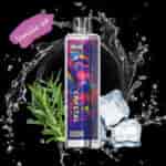 Appareil à vape coloré étiqueté ' CRYSTAL 10000 ' avec un design abstrait, entouré de brins de romarin, de glaçons et d'une éclaboussure d'eau sur fond noir, avec ' Glace à la vanille ' écrit dans le coin supérieur gauche.