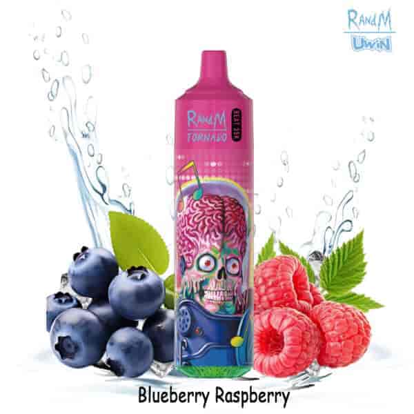 Dispositivo de vapeo RandM Tornado con una gorra rosa y una colorida ilustración de un zombi, colocado entre arándanos frescos, frambuesas y salpicaduras de agua, con la etiqueta 'Blueberry Raspberry'.'