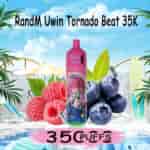 Colorido dispositivo de vapeo RandM Tornado con frutas de frambuesa y arándano, entorno junto a la piscina, plantas tropicales y etiqueta '35,000 caladas'.