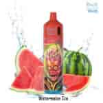 Dispositivo de vapeo RandM Tornado Watermelon Ice frente a rodajas de sandía fresca, cubitos de hielo y una sandía entera con salpicaduras de agua al fondo.