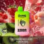 En färgglad vape-enhet märkt 'Bang Leader 32000 Puffs' med smaktexten 'Strawberry Kiwi Peach Ice', omgiven av bilder av färska jordgubbar, kiwi och persikor med vattenstänk för en uppfriskande look.