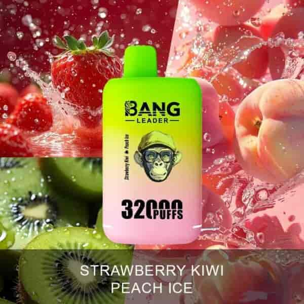 En färgglad vape-enhet märkt 'Bang Leader 32000 Puffs' med smaktexten 'Strawberry Kiwi Peach Ice', omgiven av bilder av färska jordgubbar, kiwi och persikor med vattenstänk för en uppfriskande look.
