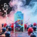 Dispositivo vape colorido com display gráfico e digital de leopardo, emitindo vapor, cercado por respingos de água, mirtilos e framboesas, com o logotipo FUMOT ao fundo.