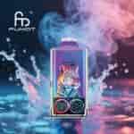Dispositivo vape FUMOT colorido com ilustração de leopardo e display LED, contra um fundo de vapor giratório e respingos de água.