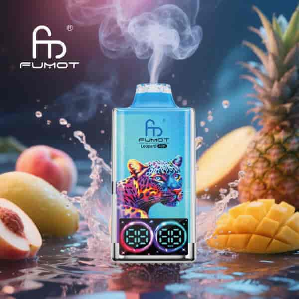 Dispositivo vape colorido FUMOT Leopard 4UK com display digital e gráfico de leopardo, cercado por salpicos de água, abacaxi, pêssego e fatias de manga em um fundo vibrante.