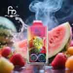 Dispositivo vape eletrônico com design colorido de leopardo, cercado por fatias de melancia fresca, morangos e respingos de vapor d'água, com display digital e marca Fumot.