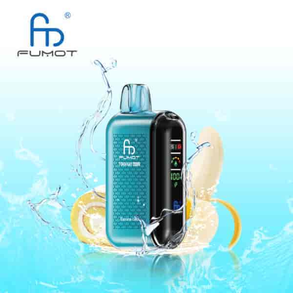 Blue Fumot Tornado 2000 vape-enhet med digital display som visas framför bananskivor och vattenstänk, vilket tyder på banansmak och friskhetstema.