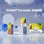 Kampanjbild för FUMOT Tornado 20000 vape-enhet som visar produkten, bildskärm, förpackning med nikotinvarningsetiketter och nyckelfunktioner som smart skärm, dubbel nätspole, 850 mAh batteri och 20 ml e-vätskekapacitet, mot en futuristisk bakgrund med geometriska former och moln.