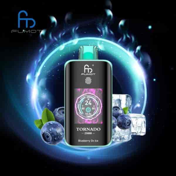 Fumot Tornado 25000 Einweg-Vaporizer in Schwarz und Blau mit digitalem Bildschirm, umgeben von Blaubeeren und Eiswürfeln, vor einem leuchtenden, kosmischen Hintergrund.