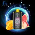 FUMOT Tornado-Vapinggerät mit geschnittener Mango, Wassermelone und Pfirsich vor einem leuchtend blauen kreisförmigen Hintergrund.