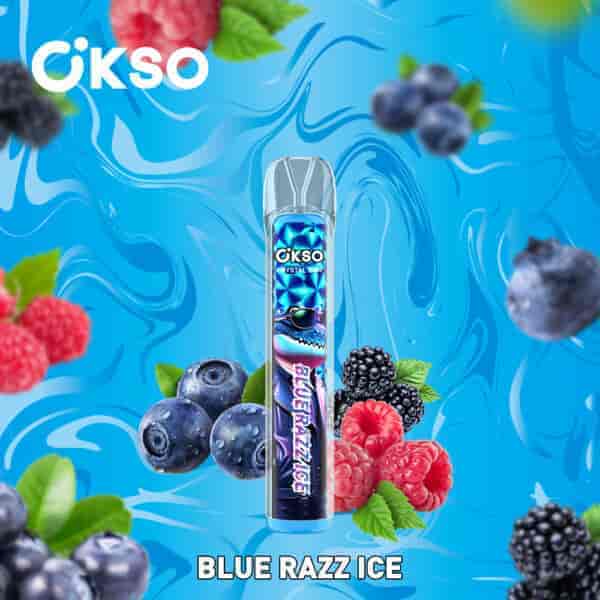 OKSO Blue Razz Ice ベイプ ペンは、明るい青色の渦巻く背景にブルーベリー、ラズベリー、ブラックベリーの画像に囲まれています。.