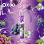 OKSO Grape Ice vape のプロモーション画像。ブドウ、氷、渦巻く紫色の背景が付いた vape デバイスが特徴です。.
