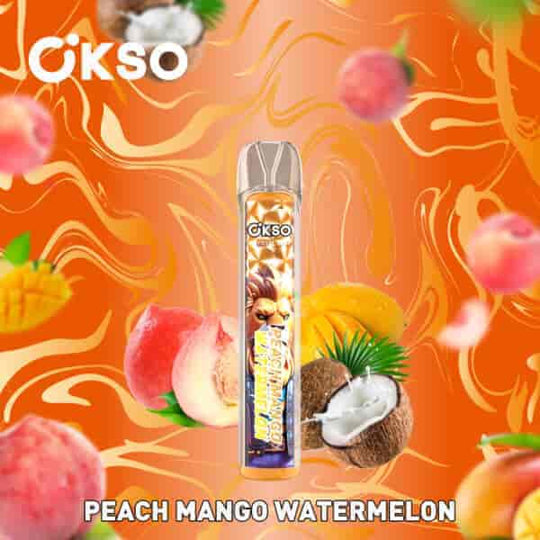OKSO ピーチ マンゴー スイカ VAPE フレーバーのカラフルな広告。ピーチ、マンゴー、ココナッツの画像に囲まれた VAPE デバイスと、製品ブランドの渦巻いたオレンジ色の背景が特徴です。.