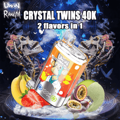 UWIN CRYSTAL TWINS 40K-Vape-Produkt mit Cartoon-Affen-Logo, umgeben von Bananen, Erdbeeren, Eis, Passionsfrucht und Melone und flankiert von zwei verspiegelten Totenköpfen vor einem lebendigen, digitalen Hintergrund.