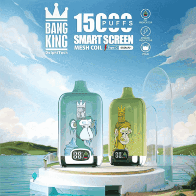 Två Bang King vape-enheter med illustrerad krönt apa-grafik, som står på en cirkulär plattform vid en vattenmassa under en blå himmel, och framhäver funktioner som 15 000 puffar, smart skärm, mesh-spole, Type-C-laddning, olje- och strömindikatorer, 650 mAh batteri och 25 ml kapacitet.
