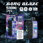 Anuncio del vaporizador desechable Bang Blaze Starry en sabor Cranberry Grape Ice, que presenta un diseño digital con temática espacial, características clave como carga tipo C y batería de 550 mAh, y una etiqueta de advertencia de nicotina.