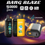 Imagen promocional del vaporizador BANG BLAZE 50000 Starry de CINAVAPE, que muestra tres vistas del dispositivo con una etiqueta con sabor a piña y coco, pantalla digital y características como carga tipo C, batería de 550 mAh, malla dual y VPU en el interior.