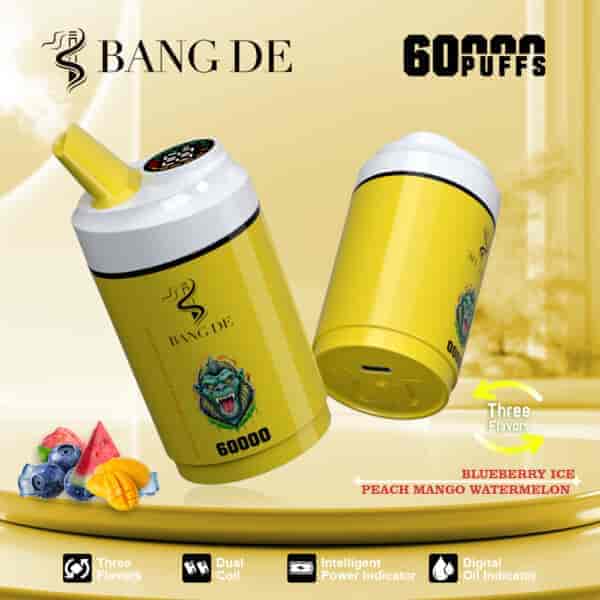ゴリラのロゴが特徴の 2 つの黄色の Bang De 使い捨て電子タバコ デバイス。60,000 パフと 3 つのフレーバー (ブルーベリー アイス、ピーチ マンゴー、スイカ)、デュアル コイル、インテリジェント パワー インジケーター、デジタル オイル インジケーターのアイコンがラベル付けされ、フルーツの画像とブランドが表示されます。.