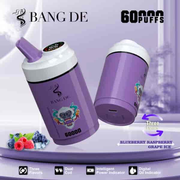 デジタル インジケーターと漫画のゴリラのグラフィックを備えた紫色の Bang De vape デバイス。60,000 回吸うことができ、3 つのフレーバー (ブルーベリー、ラズベリー、グレープ アイス) が宣伝され、フルーツの画像と製品特徴のアイコンが表示されます。.