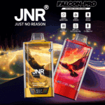 Deux appareils de vape JNR Falcon Pro colorés avec des illustrations de faucon sur les étiquettes, l'un avec un design jaune étiqueté ' Peach Mango Watermelon ' et l'autre avec un design rouge et rose, sur un fond dynamique avec des caractéristiques du produit telles que 28 000 bouffées, 30 ml d'e-liquide, un écran intelligent, une bobine à double maille, une batterie de 950 mAh et un port de charge de type C affiché ci-dessus.