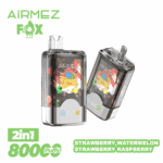 Deux appareils de vape rectangulaires transparents avec un motif de renard brillant sont assis côte à côte sous un logo vert AiRMEZ FOX, avec un texte vert gras 2 en 1 800 bouffées et la ligne de saveur Fraise, Pastèque, Fraise Framboise en bas.