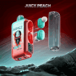 Écouteurs sans fil et leur étui de chargement avec un design rouge et bleu sarcelle comportant un graphisme tête de mort et le texte ' Airmez X Beats Juicy Peach ' sur un fond dégradé avec un terrain rocheux en bas.