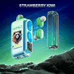 Écouteurs sans fil AIRMEZ verts et blancs avec étui de chargement flottant au-dessus d'une surface rocheuse sur un fond dégradé bleu à vert, étiquetés STRAWBERRY KIWI.