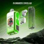 Un étui pour écouteurs sans fil vert vif avec une paire d'écouteurs blancs et une coque de protection transparente survole un paysage vert rocheux, avec les mots SUMMER DREAM en haut.