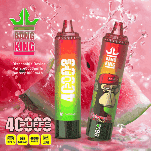 Dos coloridos dispositivos de vapeo desechables Bang King con sabor a sandía, uno que muestra el texto '40000 puffs' y el otro con un mono ilustrado con una gorra roja, sobre un fondo de sandía salpicada con detalles del producto que incluyen carga tipo C, batería de 1000 mAh y bobina de malla 1.0Ω