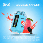 「DOUBLE APPLES」と書かれたデジタルディスプレイ付きの青い電子タバコデバイスは、明るい青の背景に、赤いリンゴのスライスとジュースのしぶきに囲まれ、2200mAhのバッテリーや12000パフなどの機能を誇示しています。.