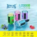 ATUS の 4 台の VAPE デバイスのカラフルなディスプレイ。大容量のバッテリーやカスタマイズ可能な設定などの機能が、チェリーとブルーベリーの香りを伴う水っぽい背景に設定されています。.