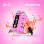 デジタルディスプレイと黒いマウスピースを備えた「PEACH ICE」とラベルされたピンクのvapeデバイスは、ピーチジュースと丸ごとの桃のしぶきに囲まれ、12,000パフの容量を強調し、その仕様を示すアイコンが特徴です。.
