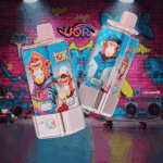 Deux bouteilles de jus de vape colorées représentant des singes de dessins animés et des étiquettes lumineuses, sur un fond urbain de style graffiti, avec des descriptions de saveurs telles que ' Blueberry Ice ' et ' Rainbow Candy '.'