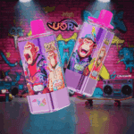 Deux bouteilles de jus de vape colorées représentant des singes anthropomorphes, avec des designs vibrants et des expressions ludiques; une bouteille étiquetée ' 120K ' contient ' Blueberry Ice ', tandis que l'autre, étiquetée ' 4in1 ', répertorie les saveurs qui incluent ' Peach Mango Watermelon ' et ' Passion Kiss ' ; sur un fond urbain de style graffiti.