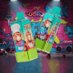 Deux bouteilles de jus de vape aux couleurs vives représentant des personnages de singes de dessins animés, l'un habillé en chef et l'autre en tenue urbaine, posés contre un mur couvert de graffitis avec des motifs colorés et des éléments musicaux en arrière-plan.