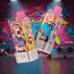 Un présentoir vibrant présentant deux bouteilles de jus de vape colorées avec des singes de dessins animés, l'un portant des écouteurs et l'autre dans un sweat à capuche bleu, placé contre un mur couvert de graffitis avec des accents de néon; les étiquettes incluent des saveurs comme Blueberry Raspberry et Mixed Berry.