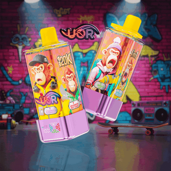 Deux bouteilles de jus de vape colorées représentant des personnages de singes de dessins animés, l'une avec un capuchon noir et un emballage jaune vif étiqueté ‘ 120K ’ et saveur fraise-pastèque, et l'autre avec un capuchon jaune et un emballage rose étiqueté ‘ 4 en 1 ’ avec saveur mangue, le tout placé contre un mur couvert de graffitis avec un lecteur de cassettes rétro en arrière-plan.