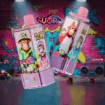 Deux flacons de vape colorés sont exposés sur un fond de style graffiti, représentant des singes de dessins animés avec des tenues et des saveurs distinctes : l'un étiqueté ' Watermelon Ice ' et ' Blueberry Mint ', et l'autre ' Apple Ice ', chacun avec un logo de marque bien visible et des bouchons rose vif.
