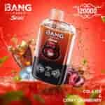 Un anuncio vibrante de Bang Leader Stoll, que presenta una botella con el logotipo de un gorila sonriente y sabores de helado de cola y arándano cereza, rodeada de cubitos de hielo y salpicaduras de líquido sobre un fondo rojo.