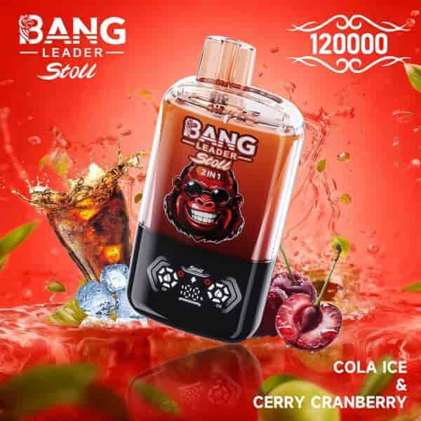 Un anuncio vibrante de Bang Leader Stoll, que presenta una botella con el logotipo de un gorila sonriente y sabores de helado de cola y arándano cereza, rodeada de cubitos de hielo y salpicaduras de líquido sobre un fondo rojo.
