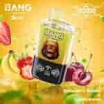 Una vibrante imagen de producto que presenta un colorido dispositivo de vapeo con la etiqueta 'Bang Leader Stout 2 in 1' con el logotipo de un mono de dibujos animados, rodeado de fresas, plátanos, cerezas y un fondo amarillo brillante con salpicaduras de líquido.