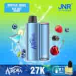 Un dispositivo di vaporizzazione blu etichettato 'AURORA' con vari frutti come mirtilli, ciliegie e lamponi, circondato da spruzzi d'acqua e caratterizzato da uno sfondo verde sfumato; include testo che indica le varietà di sapore 'Blue Razz' e 'Cherry' e una bottiglia di e-liquid.